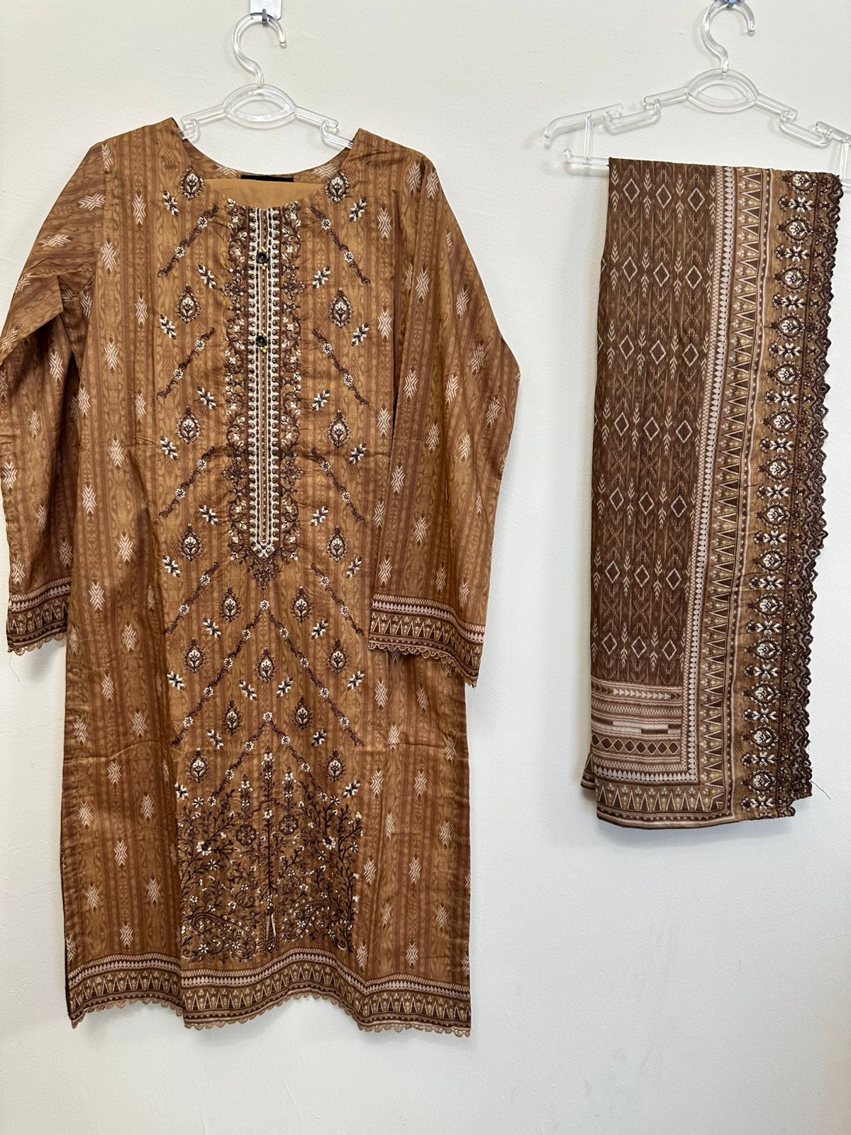 Riwayat Stitched 3-Piece Lawn Suit – Brown (R-24250)